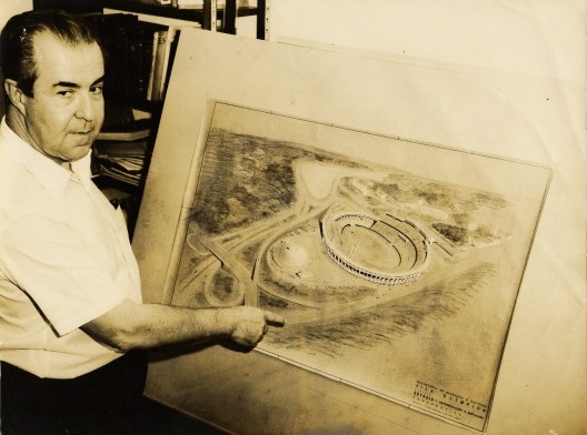 Diógenes Rebouças apresentando desenho do Estádio Fonte Nova, 17 de maio de 1969