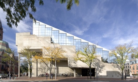 Gund Hall, edifício principal da Graduate School of Design de Harvard, arquiteto John Andrews e engenheiro estrutural William LeMessurier, 1972