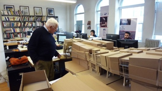 Peter Eisenman mostrando seu escritório e explicando o projeto para o Yenikapi Archaeological Museum and Archeo Park, feito em parceria com Alper Aytac Architects, vencedor de concurso em Istambul em 2012