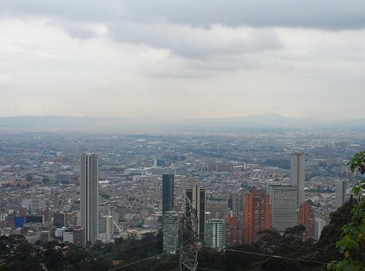 Centro de Bogotá, a partir do Serro de Monserrate. À esquerda, a Torre Colpatria, o edifício mais alto da Colômbia. À direita, o Conjunto Residencial Torres del Parque, projeto de Rogelio Salmona
