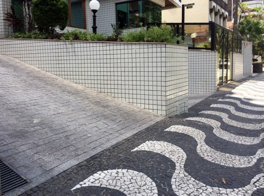 Alinhamento de lote com construção de subsolo “aflorado”