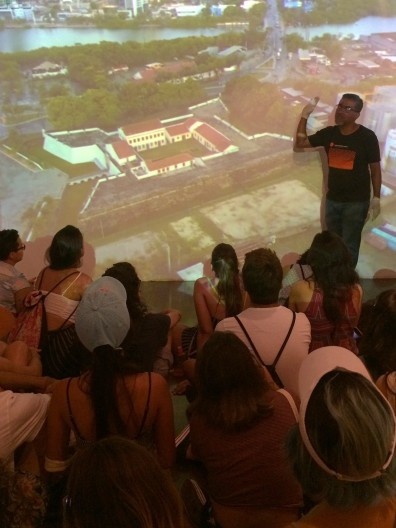 Viagem Pé na Estrada Recife-Olinda. Grupo assistindo aula expositiva no Museu do Forte das Cinco Pontas