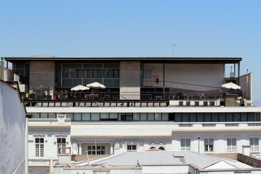 Pavimentos Superiores atrás das mansões patrimoniais que formam a Faculdade de Saúde da UDP, Santiago do Chile