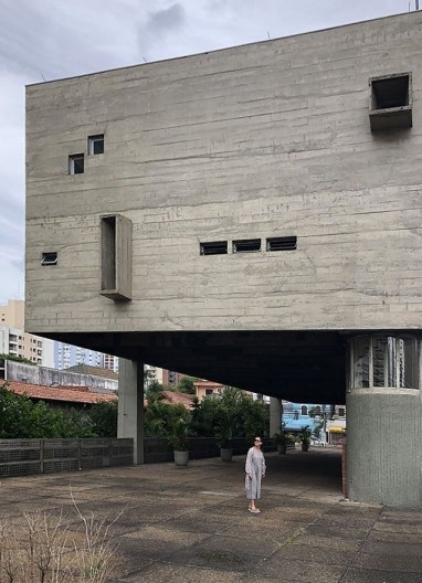 Igreja São Bonifácio, 1964-66, arquiteto Hans Broos. Face oeste da igreja a partir da esplanada