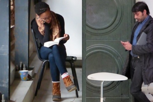 Distraídos com livro e celular, dois outros vigias sequer desconfiam que a pessoa de negro possa ter más intenções