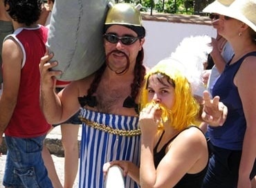 Casal fantasiado dos personagens Asterix e Obelix no bloco Enquanto Isso na Sala da Justiça