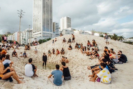 A praia e o tempo, praia de Copacabana, Rio de Janeiro RJ Brasil, 2018. Arquiteto Pedro Varella / Gru.a Arquitetos