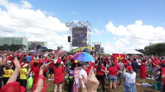 Multidão acompanha a posse no momento em que o cortejo presidencial descia a Esplanada dos Ministérios, Brasília, 01 jan. 2023