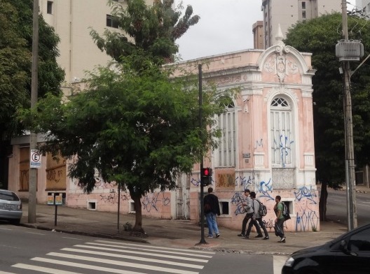 Edificação em estilo eclético em processo de descaracterização