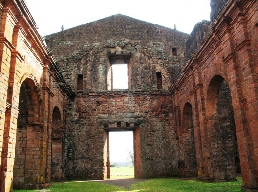 Igreja de São Miguel Arcanjo, vista interna da frontaria e arcadas da nave