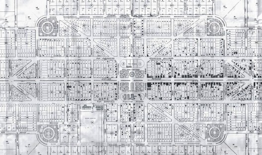 Detalhe do traçado de Tamboara: funcionalidade e estética. Esta planta de 1960, parcialmente alterada e portanto sem a simetria do traçado original, preserva a ideia do centro cívico com a reunião da igreja e da prefeitura junto à praça central