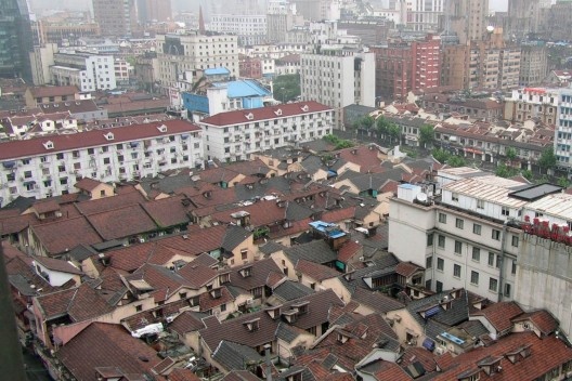 Vista superior de uma vila antiga no centro da cidade, em meio a espigões