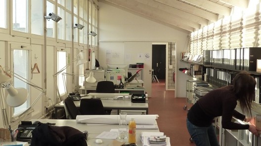 Pavilhão HIP C 11, da Eidgenössische Technische Hochschule – ETH, utilizado pelo ateliê do prof. Josep Lluís Mateo e equipe. Pavimento superior reservado a biblioteca setorial, infraestrutura, professores e equipe. Zurique, 2013