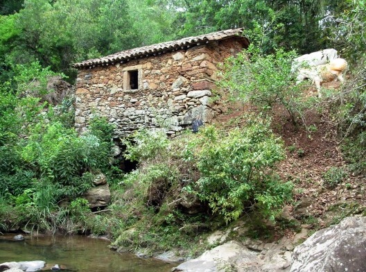 Uma incomum casa de moinho de fubá feita em alvenaria de pedra, em Ouro Branco MG. Notar o uso de pedras pouco aparelhadas e menores