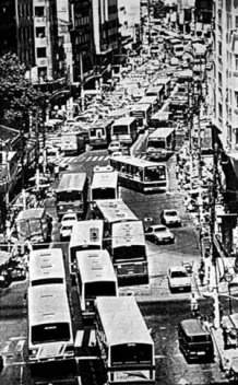 Trânsito caótico em duas mãos na rua Dias da Cruz, no Méier