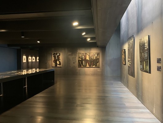 Museu Soulages, salas de exposição com paredes em aço escuro, França, 2014. RCR Arquitectes