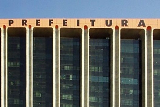 Centro Administrativo São Sebastião, sede da Prefeitura Municipal, edifício popularmente conhecido como “piranhão” e que foi projetado pelo arquiteto Marcos Konder
