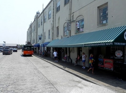 Edifícios com frente para o rio, que abrigam comércio e restaurantes, são utilizados para conectar a parte alta e a parte baixa