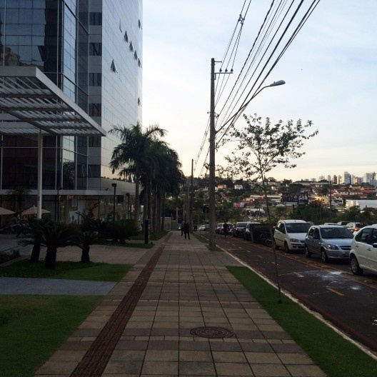 Avenida Ayrton Senna, representando as calçadas de boa qualidade nos lotes ocupados e com espaço livre para o passeio público