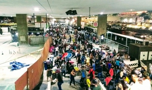 Aglomeração de pessoas na rodoviária do Plano Piloto, out. 2018