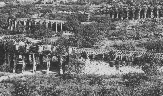 Fig. 1 - Viadutos no setor leste do Park Güell. Na cabeceira do viaduto mais baixo, em primeiro plano, localiza-se a cisterna que aparece nas ilustrações 14, 15 e 17