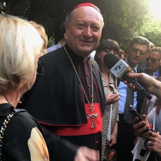 O cardeal Ravasi no press point de 25 de maio de 2018; ao fundo, de óculos escuros, Francesco Dal Co