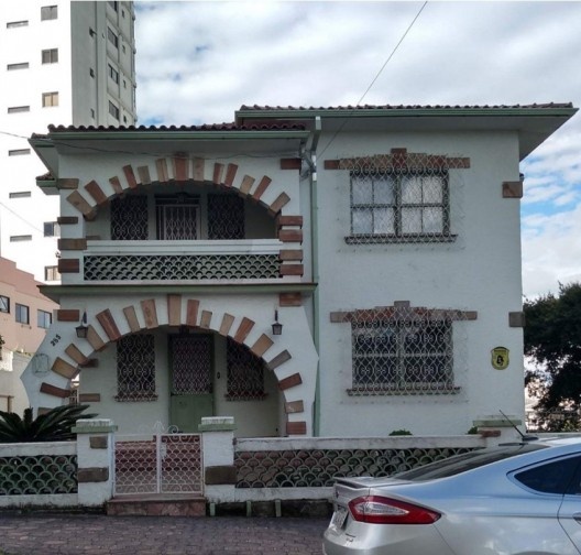Casa que representa a linguagem popularizada em Lages