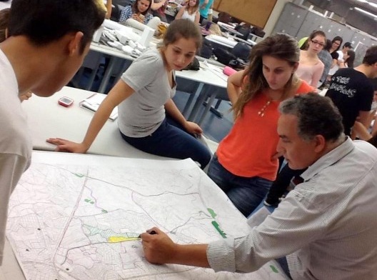 Professor orienta na argumentação técnica a ser construída pela equipe