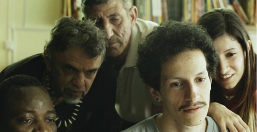 Cena do filme Era o Hotel Cambridge, de Eliane Caffé