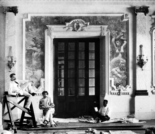 Helios Aristides Seelinger (à esquerda) e auxiliares executando as decorações para o Club Naval, Rio de Janeiro. Data: 1911. Foto do álbum Müchen - Rio de Janeiro - Paris 1896-1914. Acervo particular, Rio de Janeiro