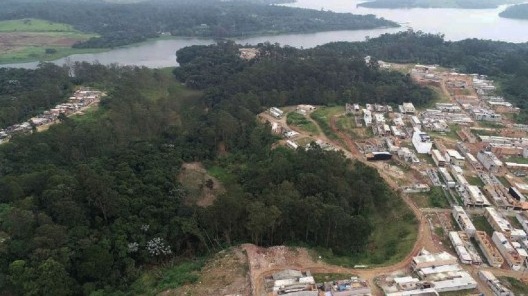 A área onde restam algumas manchas de vegetação nativa (floresta ombrófila densa, estágio médio) misturado à eucaliptos (Eucalyptus sp.) em meio às edificações bastante adensadas. Acima, na foto, aparece a represa Guarapiranga