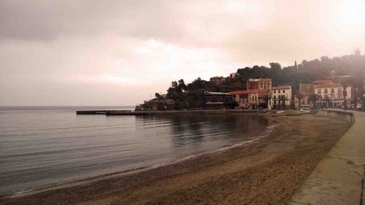 Vista de Besalu junto ao mar Mediterrâneo