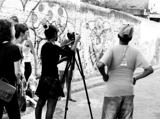 Cena das filmagens de Afeganistamos, direção e roteiro do Grupo Em Crise e Irmãos Guerra