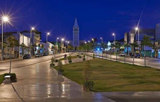 Praça da Avenida Antônio Carlos, valorização arquitetônica e urbanística da área central, Araxá, 2013. Gustavo Penna Arquiteto & Associados