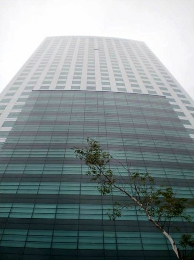 Eldorado Business Tower – foto da fachada frontal com a grela estrutural e vedação diferenciada de vidro