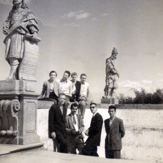 Rosa Kliass e amigos de turma em visita a Congonhas do Campo durante o curso de graduação na FAU USP