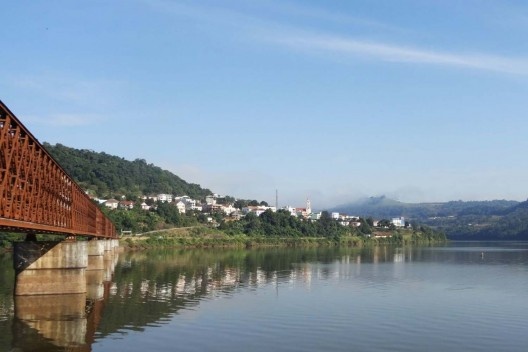 Rio Uruguai, ponte férrea e a cidade de Marcelino Ramos