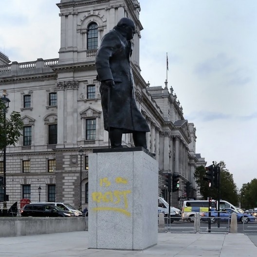 Pichação na estátua de Winston Churchill na Parliament Square, Londres, 2020