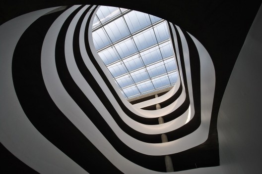 Edifício de Uso Misto, clarabóia sobre as rampas, Grenoble. Arquiteto Hugues Grudzinski / GaP Studio