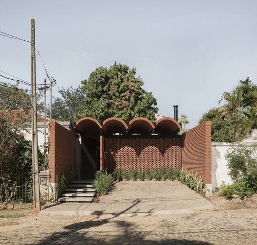 Casa Intermedia, Assunção, Paraguai, 2021. Arquitetos Horacio Cherniavsky, Viviana Pozzoli, Gabriela Ocampos, Franco Pinazzo e Rolph Vuyk (autores) / Equipo de Arquitectura