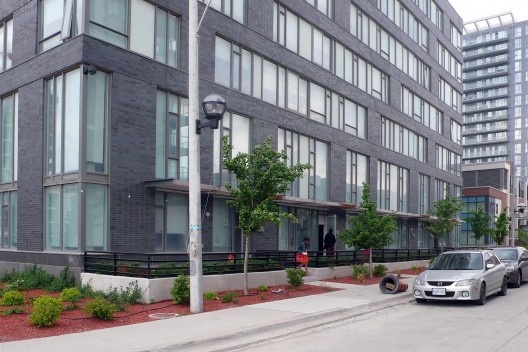 Prédio de aluguel social (1º plano) e condomínio (2º plano)