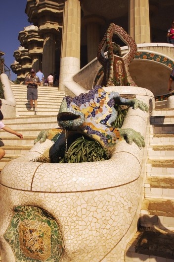 Parque Güell, escadaria e escultura do dragão, Barcelona, Espanha, 1914. Arquiteto Antoni Gaudi