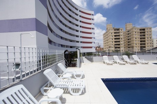 Nova vista do edifício a partir do deck da piscina