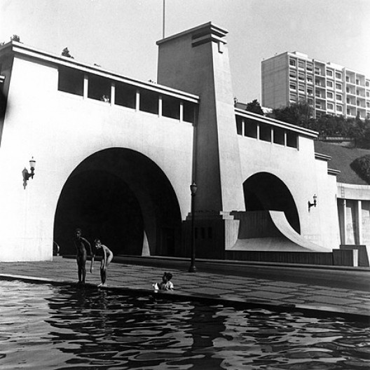 Meninos banhando-se no chafariz do complexo do túnel, década de 1950.