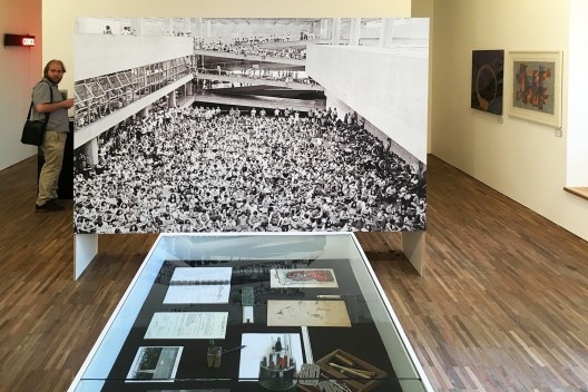 Exposição FAU 70 anos, display com documentos e painel com foto histórica de manifestação no Salão Caramelo