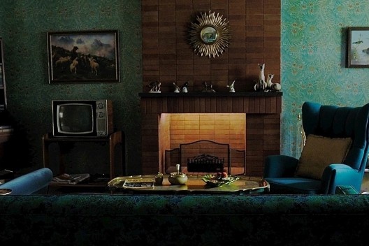 Sala de estar, com destaque para o papel de parede. Cena do filme O Gambito da Rainha, direção de Scott Frank