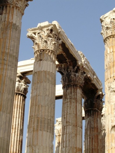 Colunas e capitéis no Templo de Zeus Olímpico, Atenas, Grécia, iniciado no séc. VI a.C. e terminado c.170.