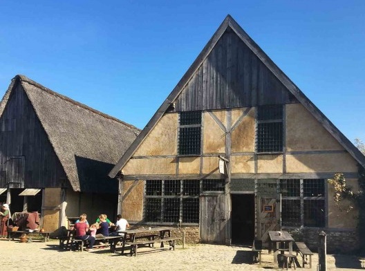 Logo na entrada principal nos deparamos com edificações que chegam mais próximas ao presente, em uma delas esta localizado o restaurante