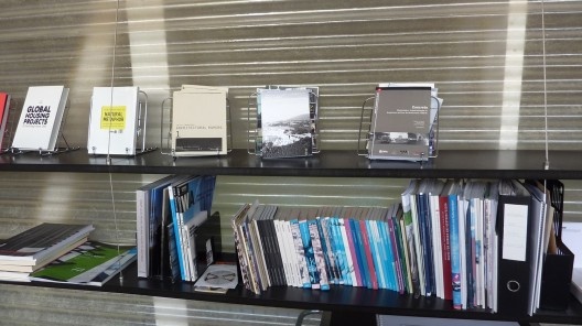Pavilhão HIP C 11, da Eidgenössische Technische Hochschule – ETH, utilizado pelo ateliê do prof. Josep Lluís Mateo e equipe. Biblioteca setorial. Zurique, 2013