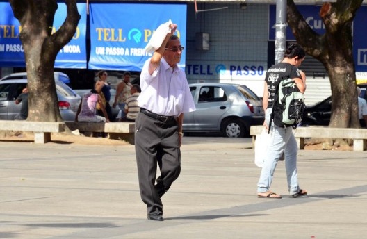 A forte incidência do sol na pele e nos olhos os obrigam a se protegerem